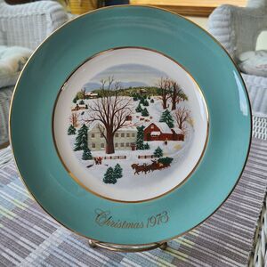 Vintage Avon Wedgwood 1973 Christmas Collectible Plate Christmas On The Farm